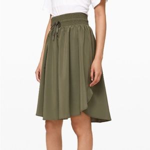 They everyday light weight high rise skirt - size 8-